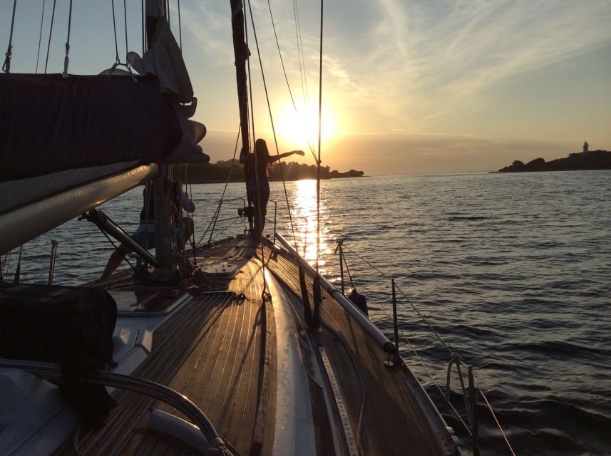 Alcudia: Romantic Sailing Trip with Diner for 2 - Snorkeling, paddleboarding, and even steering the yacht