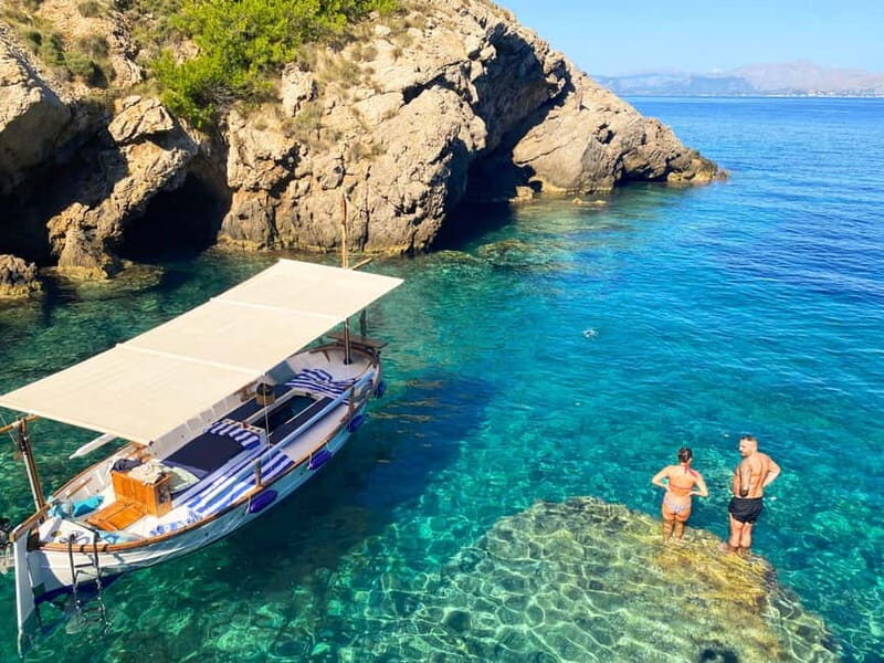 Mallorca: Alcudia: Private Boat Tour with Snorkel - Food, drinks, and the captain’s role