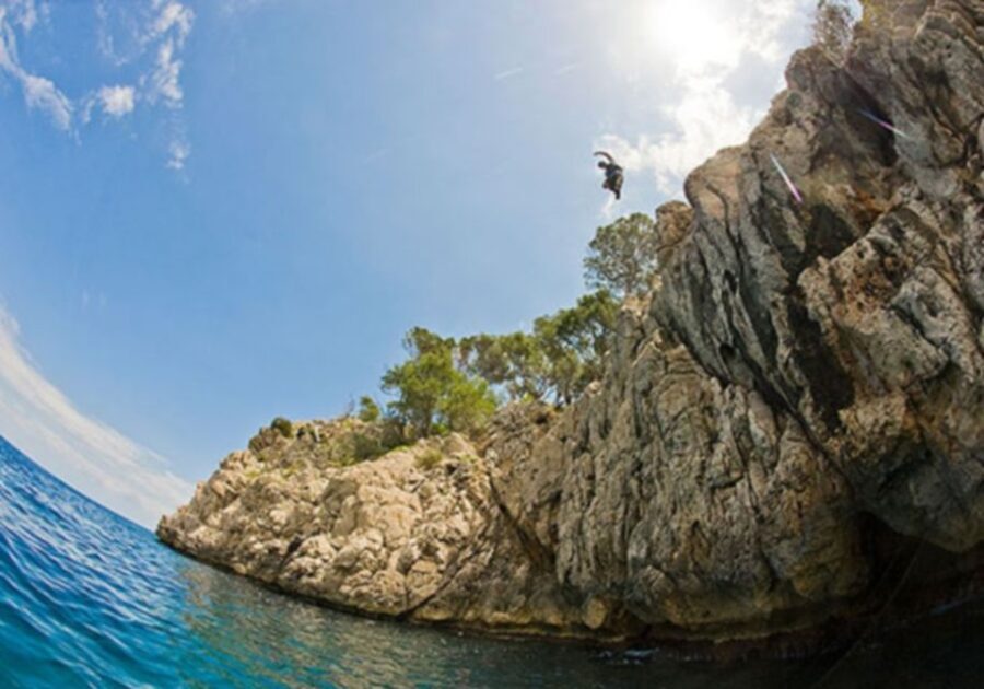 Mallorca: Cliff Jumping Adventure for Cruise Passengers - Getting There From the Port: Minibus, Transfers, and a Bright Yellow T-Shirt