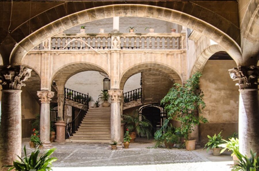 Palma: City, Cathedral and Valldemossa with pick up service - Inside the Cathedral: altars, Puerta Mayor, and art you can name