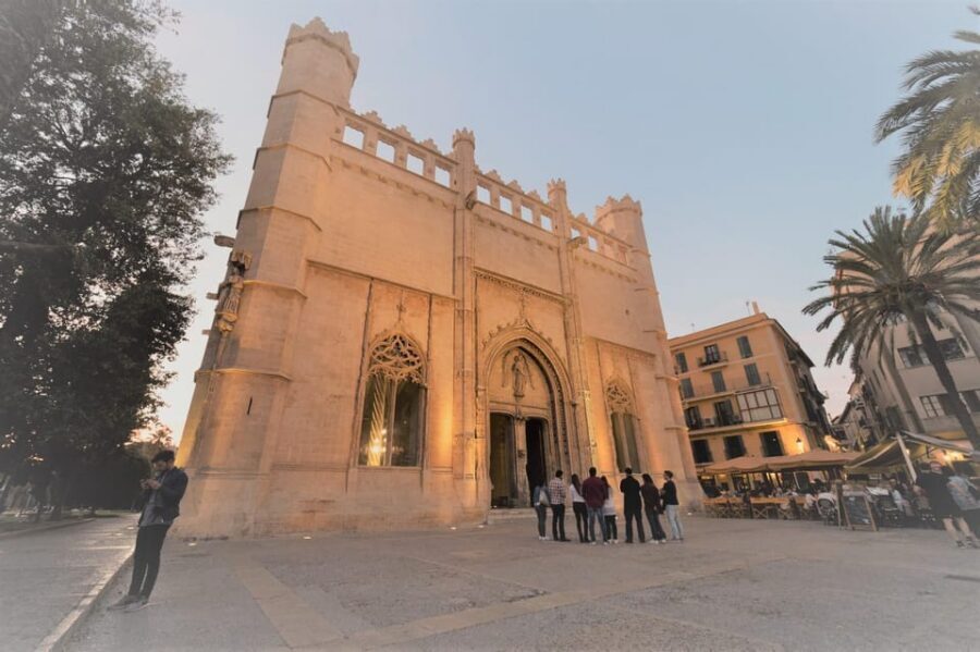 Palma: Old Town Walking Tour & Cathedral Skip-the-Line - Palau de La Almudaina: power and place
